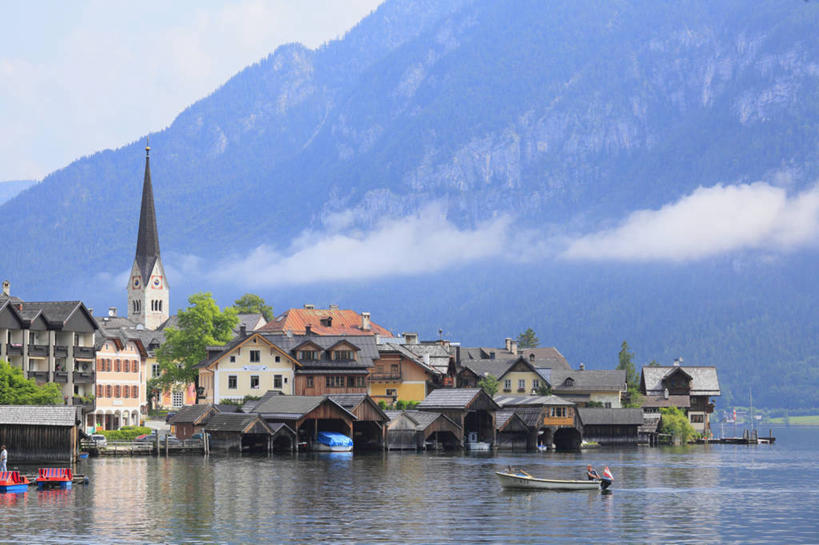 无人,家,码头,横图,室外,白天,正面,旅游,度假,湖,湖泊,美景,山,山脉,水,植物,港口,船,奥地利,欧洲,阴影,光线,影子,房屋,屋子,湖面,景观,山峰,水流,水面,云,云朵,公寓,木船,山峦,云彩,娱乐,洋房,楼房,住宅,树,树木,蓝色,绿色,白云,蓝天,天空,阳光,自然,交通工具,湖水,群山,天,享受,休闲,景色,放松,生长,晴朗,成长,舟,自然风光,载具,中欧,奥地利共和国,上奥地利,上奥地利州,哈尔施塔特,哈尔斯塔特,晴空,彩图,房子,摆渡口,埠头,渡口,渡头,港湾,海港,货运码头,口岸,商港