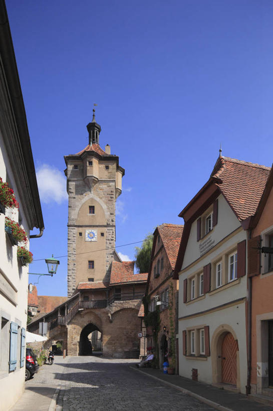 无人,高楼大厦,竖图,室外,白天,仰视,度假,美景,植物,城市风光,城市,大厦,道路,建筑,路,摩天大楼,德国,欧洲,阴影,光线,影子,景观,云,云朵,小路,交通,云彩,娱乐,建设,树,树木,蓝色,绿色,白云,蓝天,天空,阳光,自然,天,享受,休闲,景色,放松,生长,晴朗,成长,西欧,德意志联邦共和国,巴伐利亚,巴伐利亚州,拜恩州,拜恩自由州,罗滕堡,晴空,彩图,低角度拍摄,大楼,高层建筑,高楼,摩天楼,中弗兰肯行政区