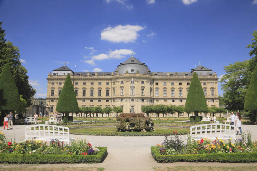 无人,家,栏杆,横图,室外,白天,正面,旅游,度假,草地,草坪,花海,花圃,美景,植物,别墅,城市风光,标志建筑,城市,地标,建筑,叶子,德国,欧洲,阴影,盛开,光线,影子,房屋,屋子,景观,云,云朵,公寓,围栏,花蕾,云彩,娱乐,建设,洋房,护栏,楼房,住宅,草,花,花瓣,花朵,花卉,鲜花,树,树木,蓝色,绿色,白云,蓝天,天空,阳光,自然,花丛,花束,花田,天,花苞,花蕊,享受,休闲,景色,放松,生长,晴朗,成长,西欧,德意志联邦共和国,首府,巴伐利亚,巴伐利亚州,拜恩州,拜恩自由州,符兹堡,维尔茨堡,维尔茨堡县,乌兹堡,晴空,彩图,房子,下弗兰肯行政区,维尔茨堡官邸