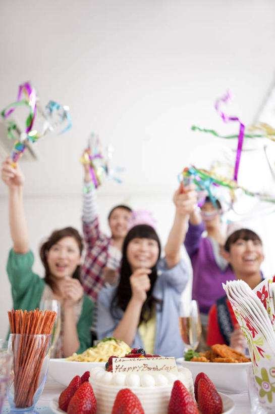 点心,葡萄酒,东方人,伙伴,朋友,站,坐,举,笑,微笑,露齿笑,竖图,室内,白天,正面,爱情,奢侈,快乐,友谊,爆炸,餐桌,桌子,草莓,浆果,杯子,餐具,蜡烛,水果,亚洲,五个人,握,阴影,服装,朦胧,模糊,庆祝,新鲜,反射,光线,碟子,高脚杯,火焰,盘,影子,烛光,墙,生食,食品,果实,许多人,浪漫,燃烧,拿,拿着,注视,休闲装,黄种人,文化,墙壁,墙面,玻璃制品,酒,食物,糕点,饮料,衣服,红色,白色,盘子,酒杯,碟,香槟,生日蛋糕,点燃,观察,看,祈祷,托,站着,一群人,休闲,温暖,温馨,休闲服,恩爱,诱惑,握着,许愿,恋人,服饰,有机食品,绿色食品,餐台,观看,纪念,祈求,庆贺,和睦,察看,关注,祝贺,拉炮,香槟杯,气泡酒,起泡酒,汽酒,平安,友情,男人,男性,年轻男性,年轻女性,女人,女性,亚洲人,情侣,玻璃杯,洋莓,水果皇后,红莓,地莓,举起,举手,举着,抬头,向上举,向上伸,向上托,仰头,站立,坐着,半身,彩图,高兴,欢笑,圣诞拉炮,伴侣,融洽,蛋糕