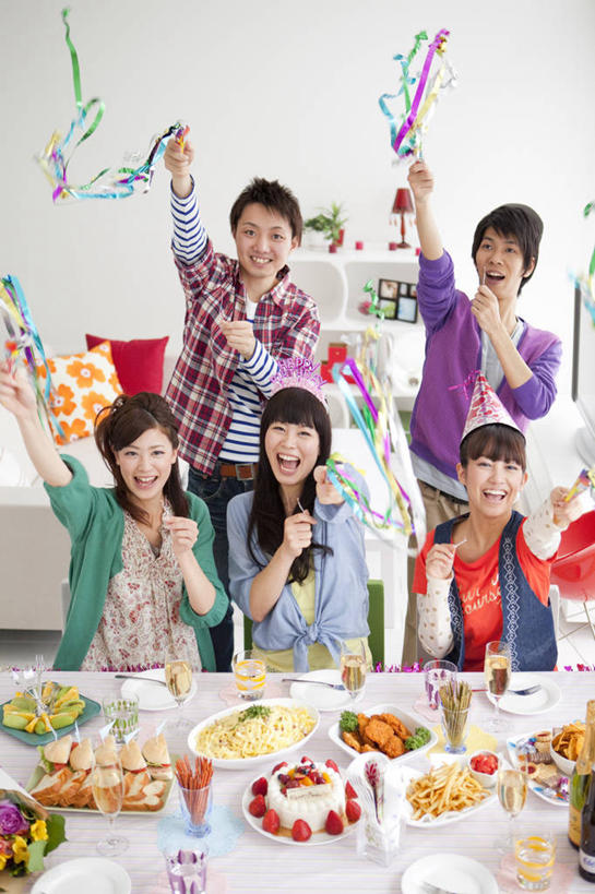 点心,葡萄酒,东方人,伙伴,朋友,站,坐,举,笑,微笑,露齿笑,竖图,俯视,室内,白天,爱情,奢侈,快乐,友谊,爆炸,餐桌,桌子,草莓,浆果,杯子,餐具,蜡烛,水果,亚洲,五个人,握,阴影,服装,朦胧,模糊,庆祝,新鲜,反射,光线,碟子,高脚杯,火焰,盘,影子,烛光,墙,生食,食品,果实,许多人,浪漫,燃烧,拿,拿着,注视,休闲装,黄种人,文化,墙壁,墙面,玻璃制品,酒,食物,糕点,饮料,衣服,红色,白色,盘子,酒杯,碟,香槟,生日蛋糕,点燃,观察,看,祈祷,托,站着,一群人,休闲,温暖,温馨,休闲服,恩爱,诱惑,握着,许愿,恋人,服饰,有机食品,绿色食品,餐台,观看,纪念,祈求,庆贺,和睦,察看,关注,祝贺,拉炮,香槟杯,气泡酒,起泡酒,汽酒,平安,友情,男人,男性,年轻男性,年轻女性,女人,女性,亚洲人,情侣,玻璃杯,洋莓,水果皇后,红莓,地莓,举起,举手,举着,抬头,向上举,向上伸,向上托,仰头,站立,坐着,半身,彩图,高角度拍摄,高兴,欢笑,圣诞拉炮,伴侣,融洽,蛋糕