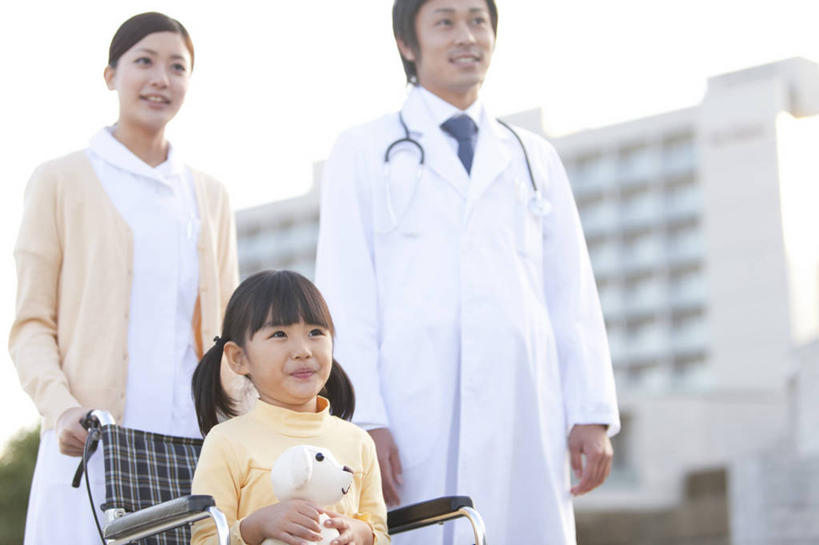 东方人,儿童,三个人,伙伴,朋友,医生,病人,护士,医院,高楼大厦,站,坐,笑,微笑,露齿笑,横图,室外,白天,仰视,工作服,制服,游戏,友谊,纯洁,合作,团队,植物,大厦,建筑,摩天大楼,熊,玩具,亚洲,握,服装,工具,玩偶,墙,领带,泰迪熊,拿,玩,拿着,注视,休闲装,黄种人,娱乐,墙壁,墙面,树,树木,小孩,衣服,绿色,自然,轮椅,听诊器,玩具熊,楼宇,复健,观察,看,站着,医护人员,医疗人员,休闲,康复,休闲服,器械,可爱,童年,童趣,益智,战略,握着,服饰,毛绒玩具,生长,成长,观看,安慰,察看,医疗设备,白衣天使,象征,庄重,白大褂,发泄,关注,消遣,病患,医疗器械,身份,医疗工具,童真,烂漫,无邪,医疗机构,宣泄,联合,合谋,正式,地位,辅助设备,罗斯福熊,工作制服,检测工具,配合,天真,协作,男人,男性,年轻男性,年轻女性,女孩,女人,女性,亚洲人,孩子,大夫,患者,就医者,玩耍,嬉戏,站立,坐着,半身,彩图,低角度拍摄,工作套服,病院,大楼,高层建筑,高楼,摩天楼,诊所,女生