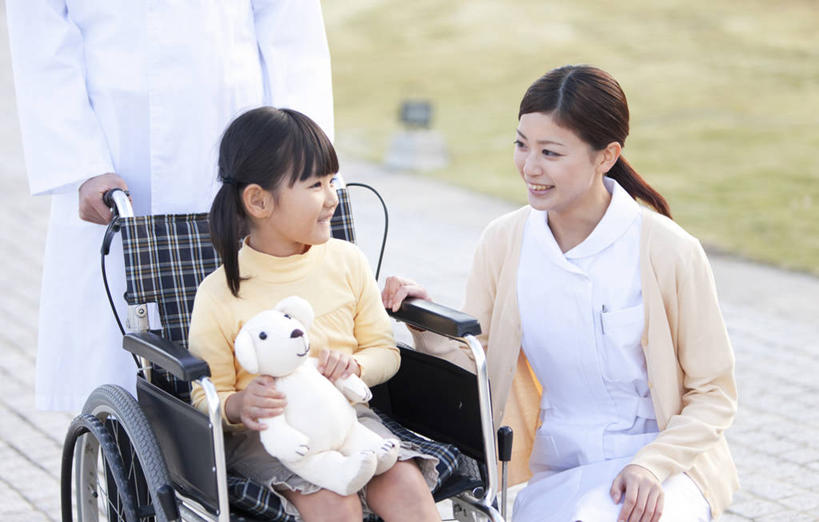 东方人,儿童,三个人,伙伴,朋友,医生,病人,护士,医院,站,坐,蹲,笑,微笑,露齿笑,横图,室外,白天,正面,工作服,制服,游戏,友谊,纯洁,合作,团队,草地,草坪,植物,道路,路,熊,玩具,亚洲,握,服装,工具,玩偶,小路,泰迪熊,交通,拿,玩,拿着,注视,休闲装,黄种人,娱乐,草,小孩,衣服,绿色,轮椅,玩具熊,复健,观察,看,站着,医护人员,医疗人员,休闲,康复,休闲服,器械,可爱,童年,童趣,益智,战略,握着,服饰,毛绒玩具,观看,安慰,察看,医疗设备,白衣天使,白大褂,发泄,关注,消遣,病患,医疗器械,医疗工具,童真,烂漫,无邪,医疗机构,宣泄,联合,合谋,辅助设备,罗斯福熊,工作制服,配合,天真,协作,男人,男性,年轻男性,年轻女性,女孩,女人,女性,亚洲人,孩子,大夫,患者,就医者,蹲着,玩耍,嬉戏,站立,坐着,半身,彩图,工作套服,病院,诊所,女生