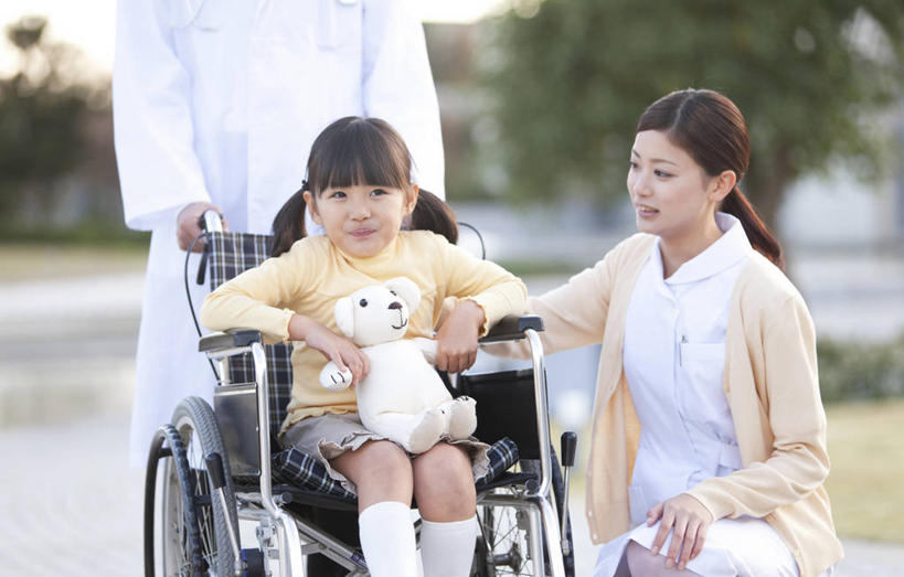 东方人,儿童,三个人,伙伴,朋友,医生,病人,护士,医院,站,坐,蹲,笑,微笑,露齿笑,横图,室外,白天,正面,工作服,制服,游戏,友谊,纯洁,合作,团队,草地,草坪,植物,道路,路,熊,玩具,亚洲,握,服装,朦胧,模糊,工具,玩偶,小路,泰迪熊,交通,拿,玩,拿着,注视,休闲装,黄种人,娱乐,草,树,树木,小孩,衣服,绿色,自然,轮椅,玩具熊,复健,观察,看,站着,医护人员,医疗人员,休闲,康复,休闲服,器械,可爱,童年,童趣,益智,战略,握着,服饰,毛绒玩具,生长,成长,观看,安慰,察看,医疗设备,白衣天使,白大褂,发泄,关注,消遣,病患,医疗器械,医疗工具,童真,烂漫,无邪,医疗机构,宣泄,联合,合谋,辅助设备,罗斯福熊,工作制服,配合,天真,协作,男人,男性,年轻男性,年轻女性,女孩,女人,女性,亚洲人,孩子,大夫,患者,就医者,蹲着,玩耍,嬉戏,站立,坐着,半身,彩图,工作套服,病院,诊所,女生