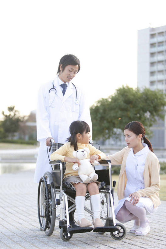 东方人,儿童,三个人,伙伴,朋友,医生,病人,护士,医院,高楼大厦,站,坐,蹲,笑,微笑,露齿笑,竖图,室外,白天,正面,工作服,制服,游戏,友谊,纯洁,合作,团队,草地,草坪,植物,大厦,道路,建筑,路,摩天大楼,熊,玩具,亚洲,握,服装,工具,玩偶,小路,领带,泰迪熊,交通,拿,玩,拿着,注视,休闲装,黄种人,娱乐,草,树,树木,小孩,衣服,绿色,自然,轮椅,听诊器,玩具熊,楼宇,复健,观察,看,站着,医护人员,医疗人员,休闲,康复,休闲服,器械,可爱,童年,童趣,益智,战略,握着,服饰,毛绒玩具,生长,成长,观看,安慰,察看,医疗设备,白衣天使,象征,庄重,白大褂,发泄,关注,消遣,病患,医疗器械,身份,医疗工具,童真,烂漫,无邪,医疗机构,宣泄,联合,合谋,正式,地位,辅助设备,罗斯福熊,工作制服,检测工具,配合,天真,协作,男人,男性,年轻男性,年轻女性,女孩,女人,女性,亚洲人,孩子,大夫,患者,就医者,蹲着,玩耍,嬉戏,站立,坐着,彩图,全身,工作套服,病院,大楼,高层建筑,高楼,摩天楼,诊所,女生