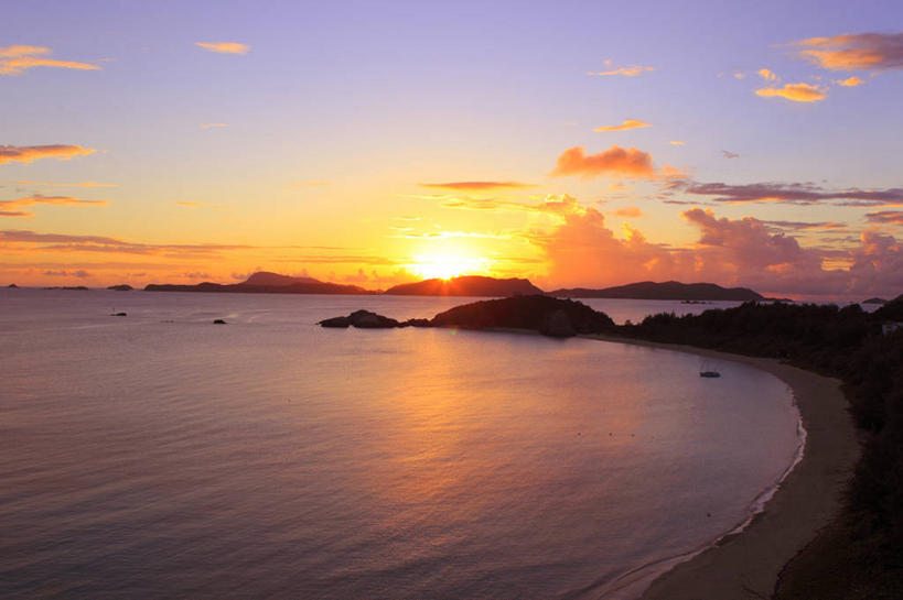 无人,横图,室外,白天,正面,旅游,度假,海浪,海洋,石头,美景,日落,沙滩,山,山脉,日本,亚洲,阴影,光线,沙子,石子,影子,海岸,景观,浪花,山峰,晚霞,霞光,落日,沙地,山峦,背光,娱乐,冲绳,阳光,自然,海水,黄昏,群山,享受,休闲,景色,彩霞,放松,冲绳县,自然风光,逆光,海景,东亚,琉球群岛,日本国,九州地方,夕照,薄暮,冲绳群岛,大海,风浪,海,海水的波动,海滩,近岸浪,石块,岩石,涌浪,夕阳,彩图,傍晚,岛尻郡,渡嘉敷村,庆良间群岛,琉球列岛,斜阳