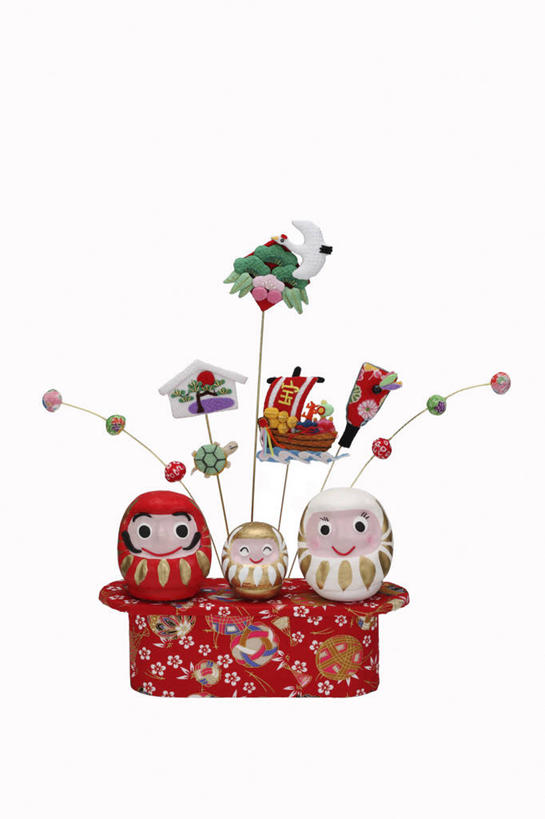 无人,竖图,室内,特写,白天,白色背景,正面,静物,三只,一排,整齐,装饰,盛开,娃娃,祝福,花蕾,文化,传统,花,花瓣,花朵,鲜花,排列,花苞,花蕊,祈祷,祈福,健康,许愿,摄影,影棚,纪念,华丽,修饰,祈求,吉祥,点缀,队列,衬托,美观,雅致,雅观,好运,平安,彩图,影棚拍摄,拍摄,达摩吉祥娃娃