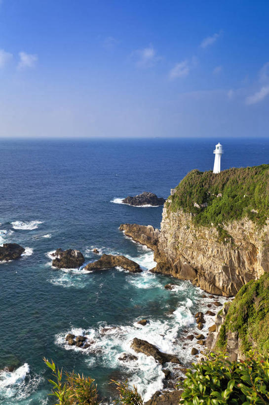 无人,竖图,室外,白天,正面,旅游,度假,草地,草坪,海浪,海洋,石头,美景,沙滩,山,山脉,植物,道路,日本,亚洲,阴影,光线,信息,沙子,石子,影子,海岸,景观,浪花,山顶,山峰,水平线,云,云朵,辽阔,灯塔,交通,海平线,沙地,山峦,云彩,方向,娱乐,草,蓝色,绿色,白云,蓝天,天空,阳光,自然,海水,群山,天,享受,休闲,广阔,景色,放松,晴朗,引导,指引,一望无际,自然风光,海景,东亚,沉积岩,高知,日本国,高知县,四国地方,四国,四国岛,航标,无边无际,一马平川,颠峰,极峰,水成岩,大海,风浪,海,海水的波动,海滩,近岸浪,石块,岩石,涌浪,晴空,彩图,土佐清水市,足摺岬,水天相接,水天一线,导航