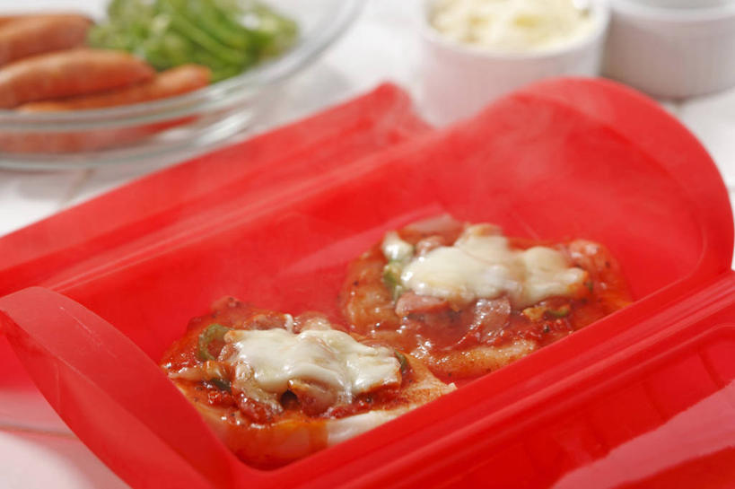 无人,横图,俯视,室内,特写,白天,烹饪,西餐,餐桌,桌子,阴影,反射,影子,塑料,料理,食品,披萨,匹萨,菜肴,美食,食物,两个,一个,红色,容器,塑料制品,碗,快餐,西式,佳肴,单个,餐台,储藏,比萨,储存,西式快餐,垃圾食品,意大利薄饼,彩图,高角度拍摄,迷你披萨,贮存