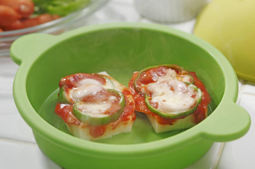 无人,横图,俯视,室内,特写,白天,烹饪,西餐,雾,餐桌,桌子,蔬菜,阴影,沸腾,新鲜,反射,蒸汽,影子,陶瓷,青椒,料理,食品,披萨,匹萨,陶瓷制品,水蒸气,菜肴,美食,食物,两个,一个,容器,碗,快餐,西式,佳肴,有机食品,绿色食品,单个,餐台,储藏,比萨,储存,西式快餐,垃圾食品,大椒,意大利薄饼,蒸发,菜椒,甜椒,柿子椒,灯笼椒,彩图,高角度拍摄,迷你披萨,贮存