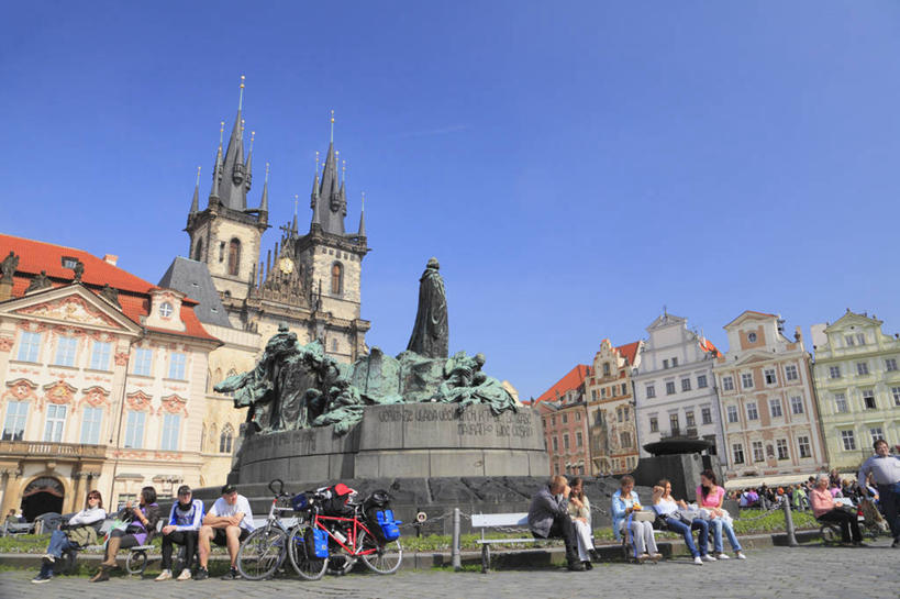 西方人,家,坐,走,横图,室外,白天,仰视,旅游,度假,名胜古迹,标志建筑,地标,建筑,雕塑,欧洲,捷克,欧洲人,行人,游客,游人,阴影,服装,遗迹,艺术,装饰,光线,雕刻,雕像,影子,房屋,屋子,公寓,首都,许多人,休闲装,古迹,文物,娱乐,建设,古建筑,洋房,楼房,路人,旅客,住宅,衣服,蓝色,蓝天,天空,阳光,工艺品,天,一群人,享受,休闲,休闲服,旅游胜地,放松,服饰,晴朗,纪念,美术,主题,陈列,古文明,中欧,捷克共和国,万里无云,旧城广场,布拉格广场,功能,美学,布拉格,瓦茨拉夫广场,布拉格旧城广场,布拉格老城广场,过客,提恩教堂,男人,男性,年轻男性,年轻女性,女人,女性,白种人,晴空,晴空万里,步行,散步,走路,坐着,半身,彩图,低角度拍摄,房子