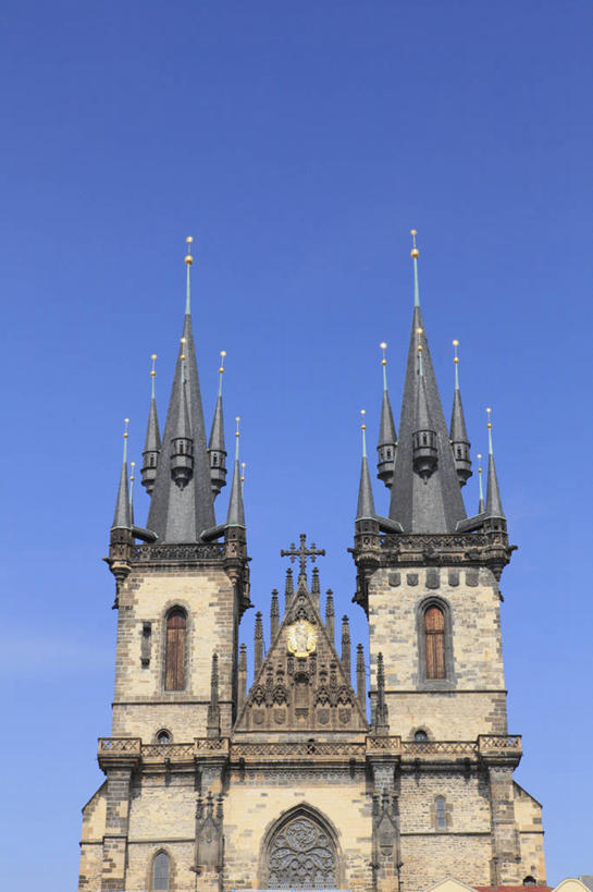 无人,教堂,竖图,室外,白天,正面,仰视,旅游,度假,名胜古迹,标志建筑,地标,建筑,欧洲,捷克,阴影,节日,遗迹,光线,影子,首都,古迹,文化,文物,娱乐,建设,古建筑,蓝色,蓝天,天空,阳光,天,祈祷,享受,休闲,健康,旅游胜地,放松,许愿,宗教,信仰,晴朗,纪念,祈求,基督教,天主教,信念,古文明,中欧,捷克共和国,万里无云,旧城广场,布拉格广场,布拉格,瓦茨拉夫广场,布拉格旧城广场,布拉格老城广场,提恩教堂,平安,晴空,晴空万里,低角度拍摄,大教堂,礼拜堂