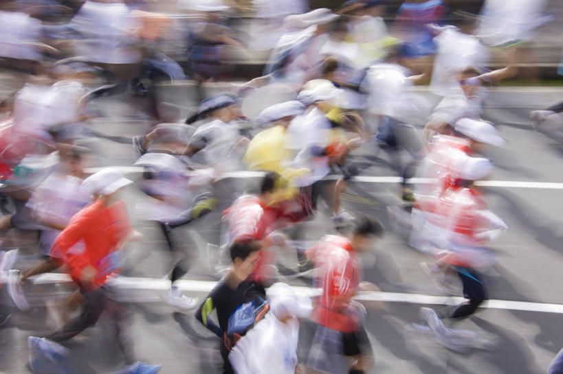 东方人,跑,横图,俯视,室外,白天,运动服,锻炼,快乐,比赛,运动,竞争,马拉松赛,道路,路,公路,帽子,亚洲,阴影,服装,朦胧,模糊,光线,影子,分界线,停车线,交通,许多人,黄种人,娱乐,运动帽,衣服,阳光,一群人,休闲,鸭舌帽,服饰,大众,车行道,车行道分界线,体育运动,衣着,穿着,标线,群众,长跑,车行线,衣饰,人民,体育,马拉松,男人,男性,年轻男性,年轻女性,女人,女性,亚洲人,马路,跑步,半身,彩图,高角度拍摄,健身,运动装