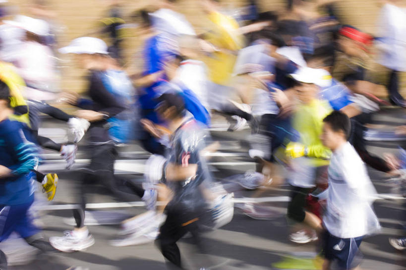 东方人,跑,横图,俯视,室外,白天,运动服,锻炼,快乐,比赛,运动,竞争,马拉松赛,植物,道路,路,公路,帽子,亚洲,阴影,服装,枯萎,朦胧,模糊,光线,影子,分界线,枯草,停车线,交通,许多人,黄种人,娱乐,运动帽,草,衣服,黄色,阳光,一群人,休闲,鸭舌帽,服饰,大众,车行道,车行道分界线,体育运动,衣着,穿着,标线,群众,长跑,车行线,衣饰,人民,体育,马拉松,男人,男性,年轻男性,年轻女性,女人,女性,亚洲人,马路,跑步,半身,彩图,高角度拍摄,健身,运动装