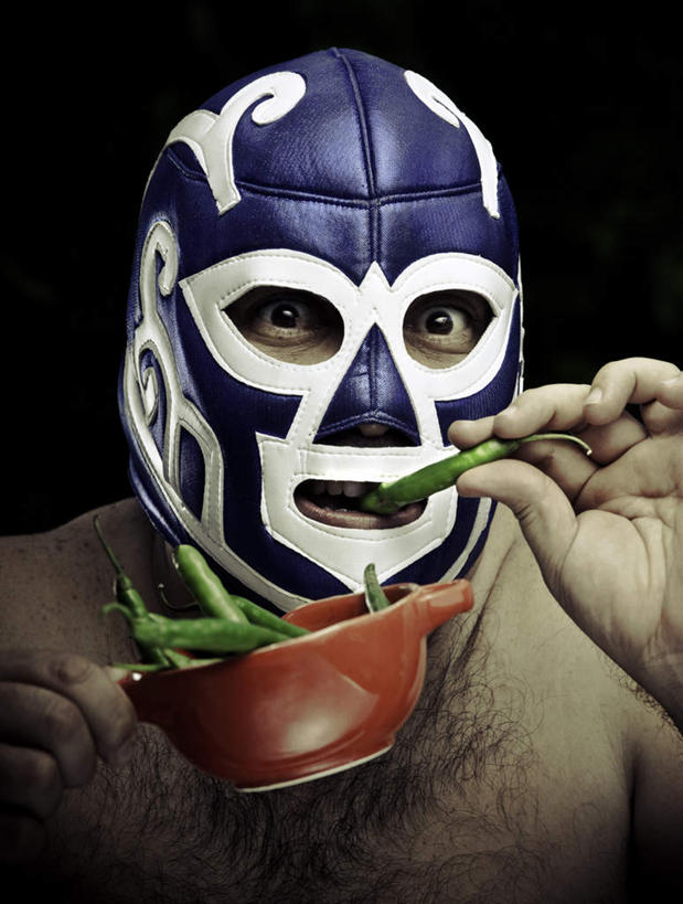 脸,头,脸颊,手,站,吃,竖图,室内,特写,白天,正面,辣椒,蔬菜,握,服装,新鲜,头盔,陶瓷,食品,陶瓷制品,拿,拿着,休闲装,裸露,食物,衣服,容器,碗,站着,休闲,手部,休闲服,握着,服饰,有机食品,绿色食品,储藏,储存,裸,彩椒,辣角,红海椒,大椒,辣虎,广椒,头部,脸部,脸蛋,面部,甜椒,柿子椒,辣子,海椒,番椒,灯笼椒,嚼,食,站立,半身,彩图,贮存