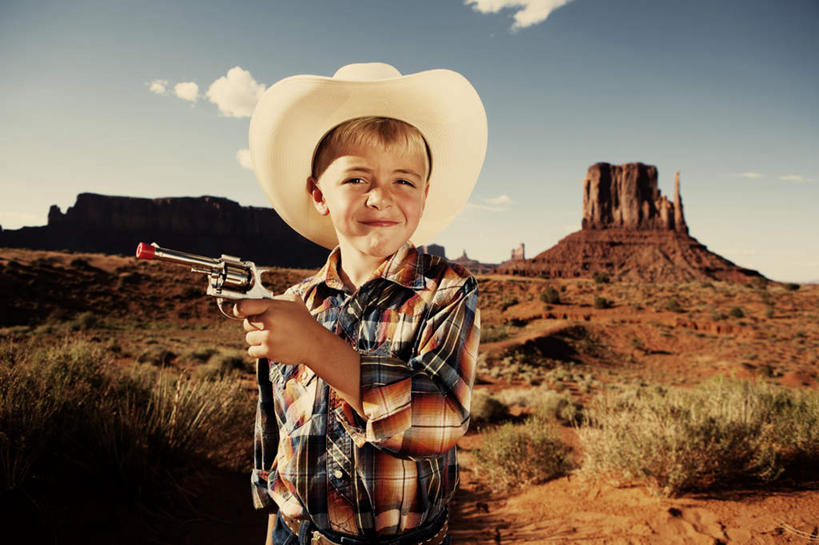 西方人,儿童,脸,头,脸颊,手,一个人,站,笑,微笑,露齿笑,横图,室外,特写,白天,正面,旅游,度假,纯洁,草地,草坪,石头,美景,沙漠,植物,帽子,欧洲,美国,欧洲人,仅一个男性,仅一个人,握,阴影,服装,光线,石子,影子,景观,云,云朵,拿,云彩,拿着,休闲装,娱乐,草,小孩,衣服,蓝色,绿色,白云,蓝天,天空,阳光,自然,天,站着,仅一个小孩,享受,休闲,手部,休闲服,牛仔帽,景色,放松,可爱,童年,童趣,握着,服饰,手枪,亚利桑那,北美,北美洲,自然风光,美洲,童真,烂漫,无邪,亚利桑那州,纪念碑山谷,纪念碑谷,纪念碑山谷公园,纪念谷,大峡谷之州,北亚美利加洲,亚美利加洲,纪念碑谷纳瓦霍部落公园,天真,男孩,男人,男性,白种人,孩子,头部,脸部,脸蛋,面部,大漠,砂漠,石块,岩石,站立,半身,彩图,男生