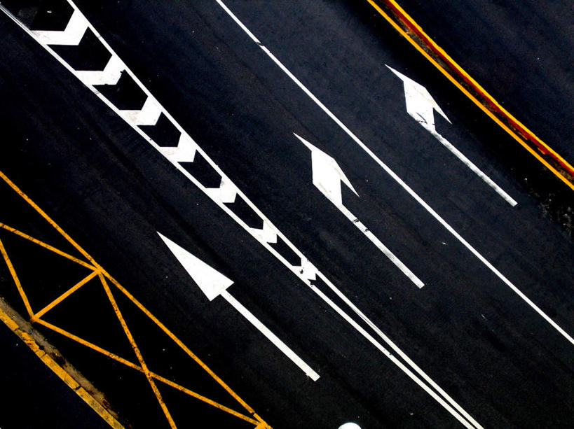 无人,横图,俯视,室外,特写,白天,道路,路,公路,分界线,停车线,交通,方向,箭头,车行道,车行道分界线,指向,标线,车行线,簇,马路,彩图,高角度拍摄