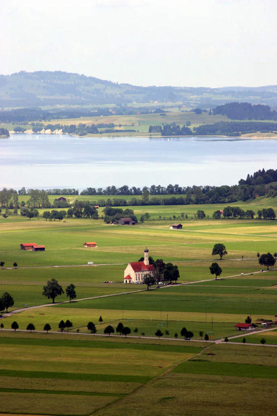 无人,教堂,竖图,俯视,室外,白天,旅游,度假,草地,草坪,湖,湖泊,美景,山,山脉,树林,水,植物,德国,欧洲,阴影,波纹,节日,光线,影子,湖面,景观,山峰,水流,水面,涟漪,山峦,文化,娱乐,草,树,树木,蓝色,绿色,蓝天,水纹,天空,阳光,自然,波浪,湖水,群山,天,祈祷,享受,休闲,健康,景色,放松,许愿,宗教,信仰,生长,成长,纪念,祈求,西欧,自然风光,信念,德意志联邦共和国,水晕,平安,彩图,高角度拍摄,大教堂,礼拜堂