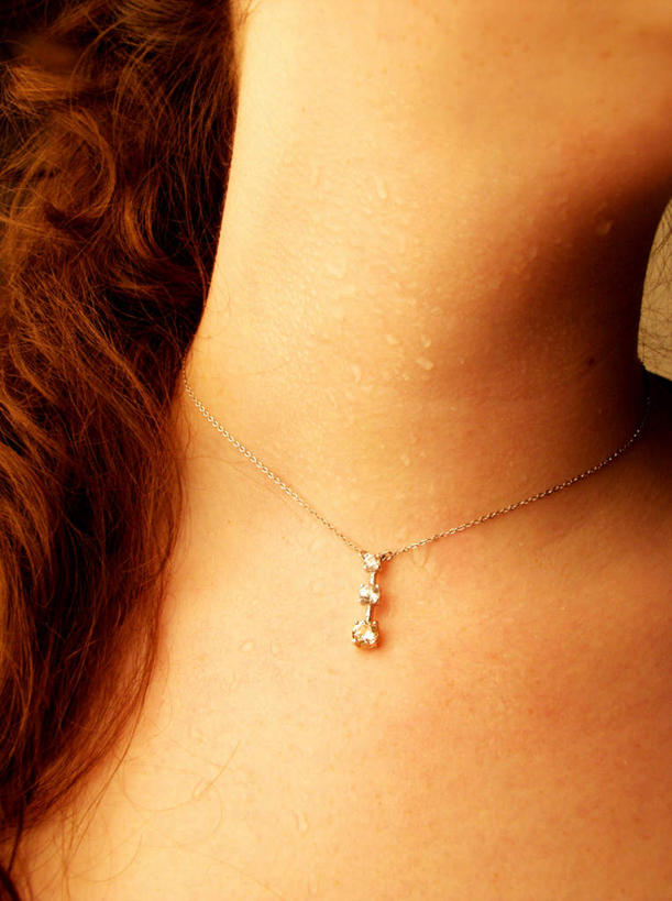 西方人,脖子,一个人,竖图,室内,特写,白天,正面,爱情,奢侈,项链,珠宝,欧洲,欧洲人,仅一个年轻女性,仅一个女性,仅一个人,汗,矿石,热,钻石,装饰品,饰品,首饰,金刚石,昂贵,坚硬,贵重,宝石,坚定,信念,约定,宝贵,年轻女性,女人,女性,白种人,脖,颈,颈部,半身,彩图