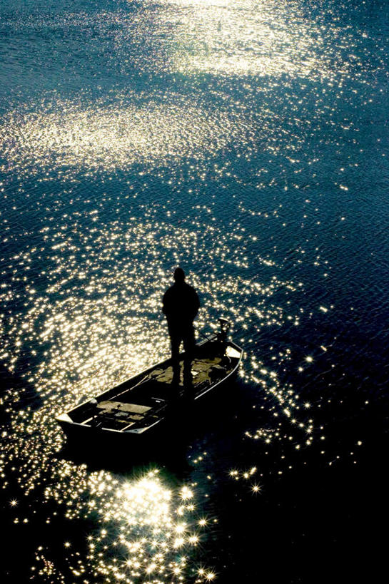 西方人,一个人,渔夫,站,竖图,俯视,室外,白天,旅游,度假,湖,湖泊,美景,水,船,欧洲,欧洲人,仅一个男性,仅一个人,阴影,波纹,服装,光线,影子,湖面,景观,水流,水面,木船,涟漪,休闲装,娱乐,仅一个年轻男性,衣服,水纹,阳光,自然,交通工具,波浪,湖水,站着,享受,休闲,休闲服,景色,放松,服饰,舟,自然风光,载具,水晕,男人,男性,年轻男性,白种人,捕鱼人,打鱼人,站立,彩图,高角度拍摄,全身