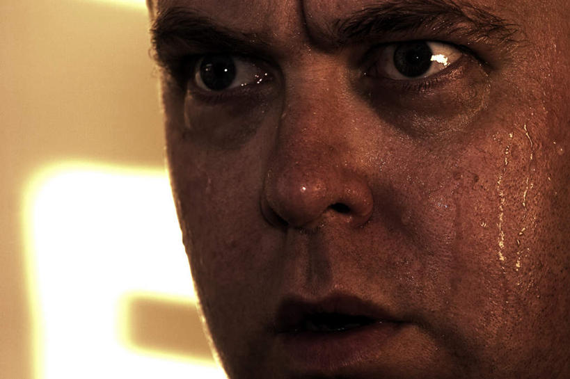 西方人,脸,头,脸颊,一个人,横图,室内,特写,白天,正面,欧洲,欧洲人,仅一个男性,仅一个人,阴影,光线,影子,灯光,注视,仅一个年轻男性,观察,看,汗水,观看,察看,关注,男人,男性,年轻男性,白种人,头部,脸部,脸蛋,面部,半身,彩图