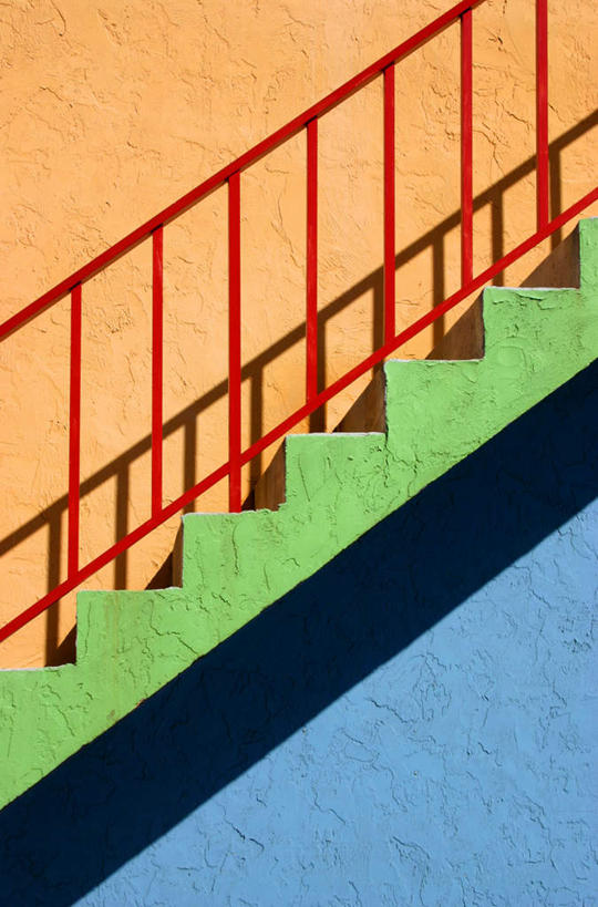 无人,栏杆,竖图,室外,白天,正面,楼梯,阴影,光线,扶手,影子,阶梯,墙,围栏,护栏,墙壁,墙面,台阶,红色,绿色,阳光,橙色,彩图