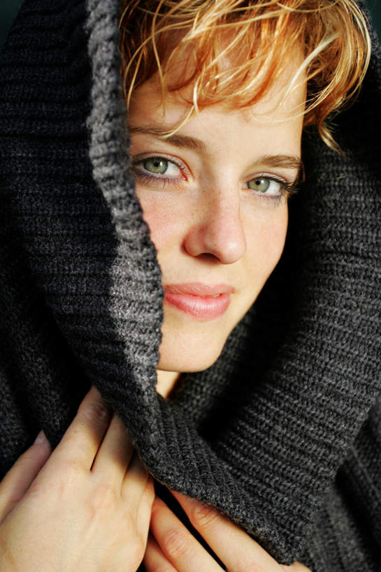 西方人,脸,头,脸颊,一个人,站,笑,微笑,露齿笑,竖图,室内,特写,白天,正面,毛衣,欧洲,欧洲人,仅一个年轻女性,仅一个女性,仅一个人,站着,年轻女性,女人,女性,白种人,头部,脸部,脸蛋,面部,站立,半身,彩图,绒衣,套衫,套头毛衣,线衣