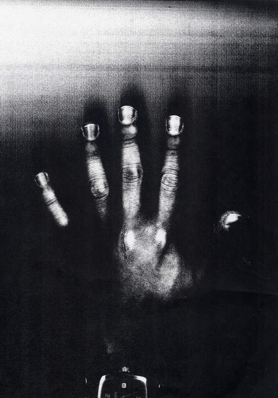 西方人,手,一个人,竖图,室内,特写,白天,正面,欧洲,欧洲人,仅一个男性,仅一个人,仅一个年轻男性,手部,手指,单手,复印,犯罪,犯法,男人,男性,年轻男性,白种人,半身,彩图