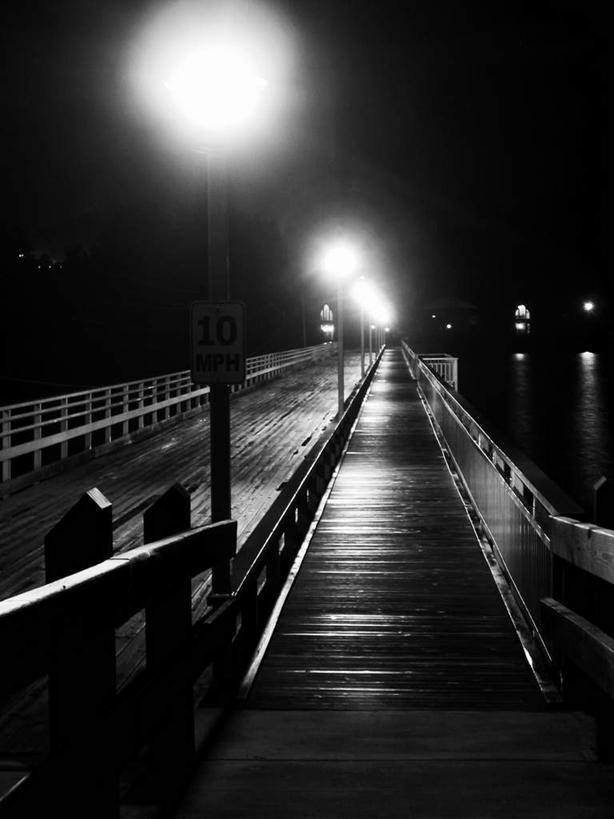 无人,栏杆,黑白,室外,夜晚,正面,度假,美景,城市风光,城市,路灯,照明,木板,景观,围栏,桥,灯光,木桥,娱乐,护栏,栈桥,灯,享受,休闲,景色,放松,人行桥,木板桥,照亮,照明设备