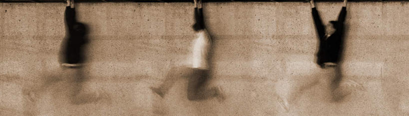 西方人,儿童,一个人,栏杆,跳,横图,全景,室外,白天,正面,纯洁,欧洲,欧洲人,仅一个男性,仅一个人,吊挂,悬挂,朦胧,模糊,围栏,半空,挂,护栏,小孩,仅一个小孩,可爱,童年,童趣,连续,童真,烂漫,无邪,持续,继续,接连,陆续,延续,一连,天真,男孩,男人,男性,白种人,孩子,跳跃,彩图,全身,男生