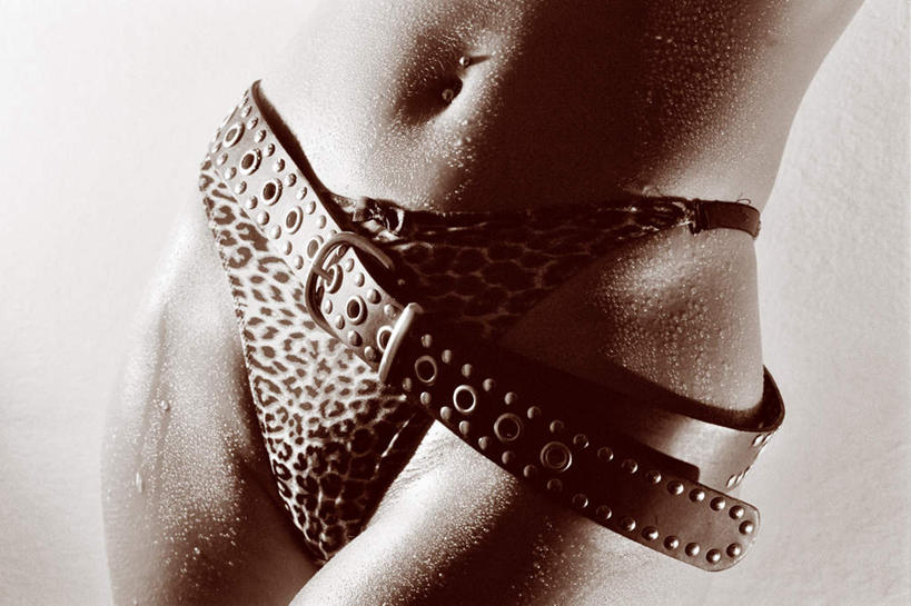 西方人,腹部,肚脐,一个人,横图,室内,白天,正面,欧洲,欧洲人,仅一个年轻女性,仅一个女性,仅一个人,阴影,内裤,内衣,光线,影子,灯光,腰带,皮带,配饰,裤带,亵服,年轻女性,女人,女性,白种人,腹,肚子,半身,彩图