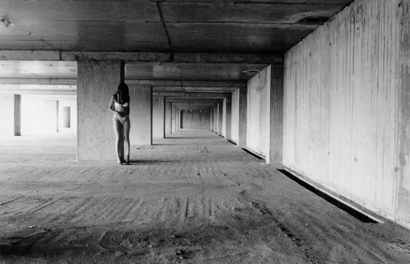 西方人,一个人,停车场,走,横图,室内,白天,正面,欧洲,欧洲人,仅一个年轻女性,仅一个女性,仅一个人,内衣,瓷砖,地砖,墙,地面,墙壁,墙面,胸罩,文胸,乳罩,胸衣,年轻女性,女人,女性,白种人,步行,散步,走路,半身,彩图,泊车场