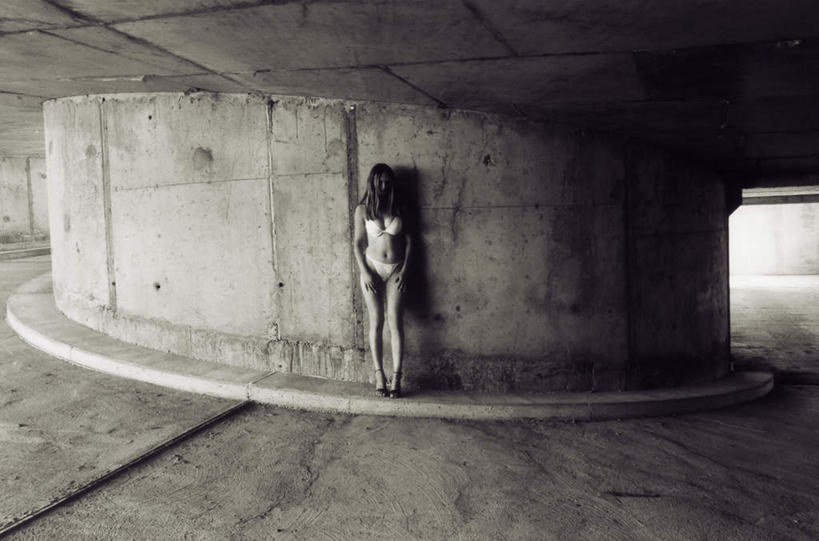 西方人,一个人,停车场,站,横图,室内,白天,正面,窗户,欧洲,欧洲人,仅一个年轻女性,仅一个女性,仅一个人,内裤,内衣,墙,玻璃窗,墙壁,墙面,站着,胸罩,文胸,乳罩,胸衣,年轻女性,女人,女性,白种人,站立,彩图,全身,泊车场