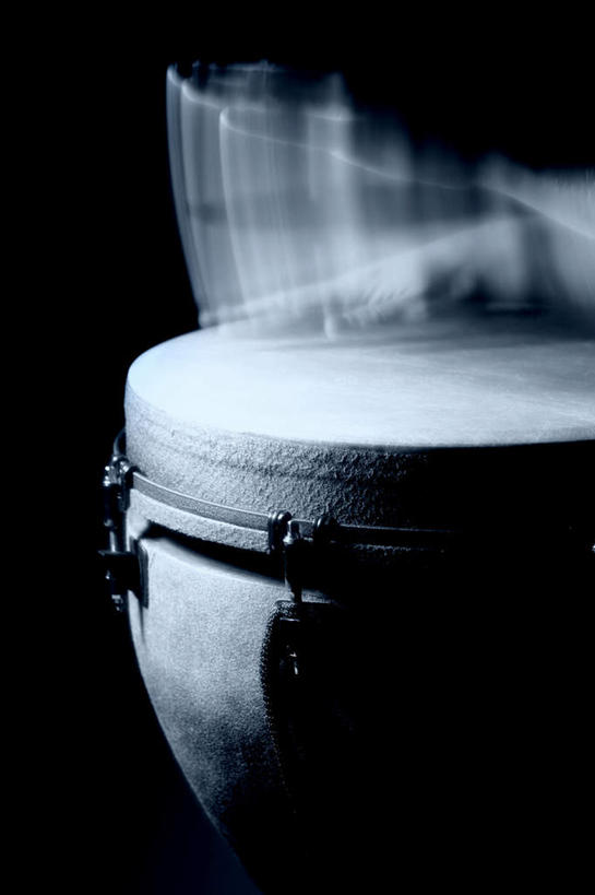 西方人,手,一个人,竖图,室内,特写,白天,正面,欧洲,非洲,黑人,欧洲人,双手,仅一个男性,仅一个人,握,黑色背景,棍子,鼓,乐器,拿,拿着,仅一个年轻男性,手部,握着,摄影,影棚,打击乐器,非洲鼓,男人,男性,年轻男性,非洲人,半身,彩图,影棚拍摄,拍摄