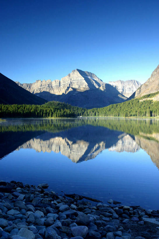 无人,竖图,室外,白天,正面,旅游,度假,湖,湖泊,美景,森林,山,山脉,树林,水,植物,美国,阴影,平静,反射,影子,湖面,景观,山峰,水流,水面,山峦,娱乐,树,树木,绿色,自然,湖水,群山,享受,休闲,景色,安静,放松,生长,成长,宁静,北美,北美洲,静谧,自然风光,美洲,蒙大拿州,镇静,北亚美利加洲,亚美利加洲,冷静,沉静,蒙大拿,长空之乡,财富之州,恬静,安祥,僻静,清静,太平,彩图