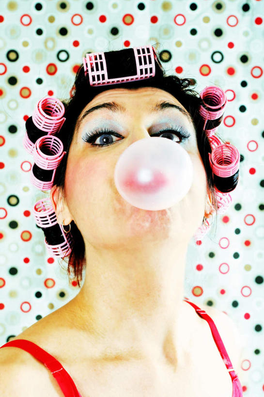 西方人,一个人,站,竖图,室内,白天,正面,壁纸,欧洲,欧洲人,仅一个年轻女性,仅一个女性,仅一个人,墙,食品,糖果,软糖,墙壁,墙面,食物,甜食,站着,泡泡糖,年轻女性,女人,女性,白种人,墙纸,站立,半身,彩图