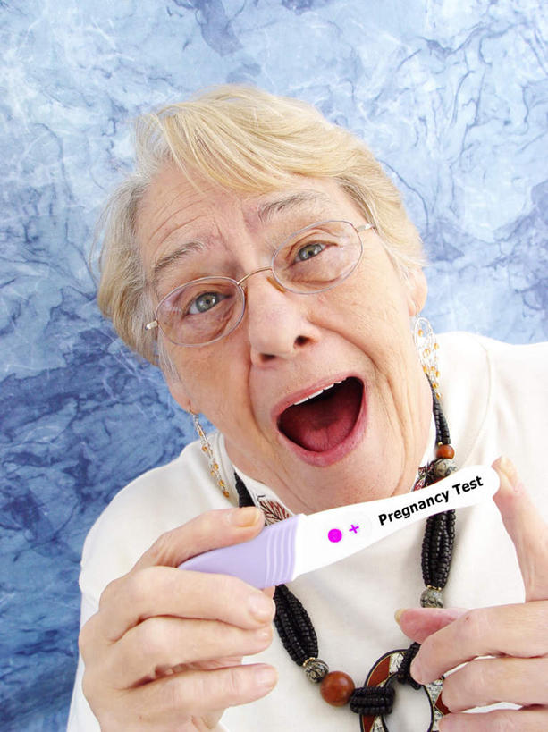 西方人,一个人,站,竖图,室内,白天,正面,项链,欧洲,欧洲人,仅一个女性,仅一个人,握,服装,眼镜,拿,拿着,休闲装,装饰品,衣服,饰品,首饰,站着,休闲,休闲服,握着,服饰,仅一个老年女性,验孕棒,近视眼镜,验孕,测孕,测孕棒,验孕笔,老年女性,女人,女性,白种人,站立,半身,彩图