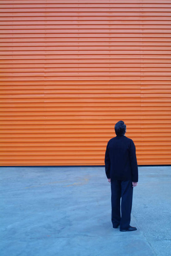 西方人,一个人,工厂,站,竖图,室外,白天,欧洲,欧洲人,仅一个男性,仅一个人,注视,仅一个年轻男性,背面,看,站着,关注,男人,男性,年轻男性,白种人,抬头,仰头,站立,彩图,全身,工地,制造厂