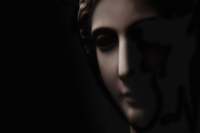 脸,头,脸颊,一个人,横图,室内,白天,正面,雕塑,仅一个年轻女性,仅一个女性,仅一个人,黑色背景,艺术,装饰,雕刻,雕像,石雕,工艺品,摄影,影棚,纪念,美术,主题,陈列,功能,美学,年轻女性,女人,女性,头部,脸部,脸蛋,面部,半身,彩图,影棚拍摄,拍摄