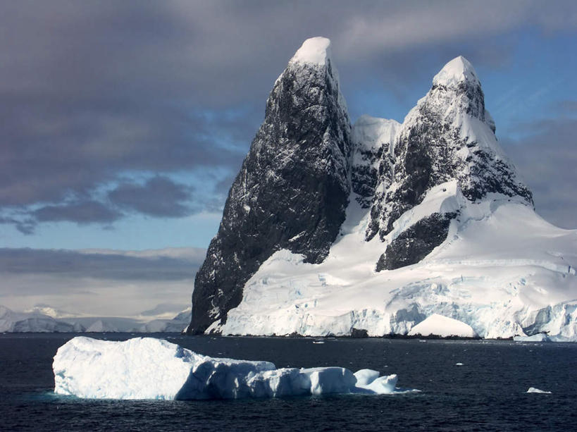 无人,横图,室外,白天,正面,旅游,度假,冰山,美景,山,冰,景观,山峰,云,云朵,山峦,云彩,娱乐,冰川,蓝色,白云,蓝天,天空,自然,天,享受,休闲,景色,放松,寒冷,晴朗,冰冷,自然风光,南极洲,冰河,严寒,冰凉,酷寒,凛冽,凛凛,极冷,格雷厄姆地,南极半岛,南极大陆,帕默半岛,晴空,彩图