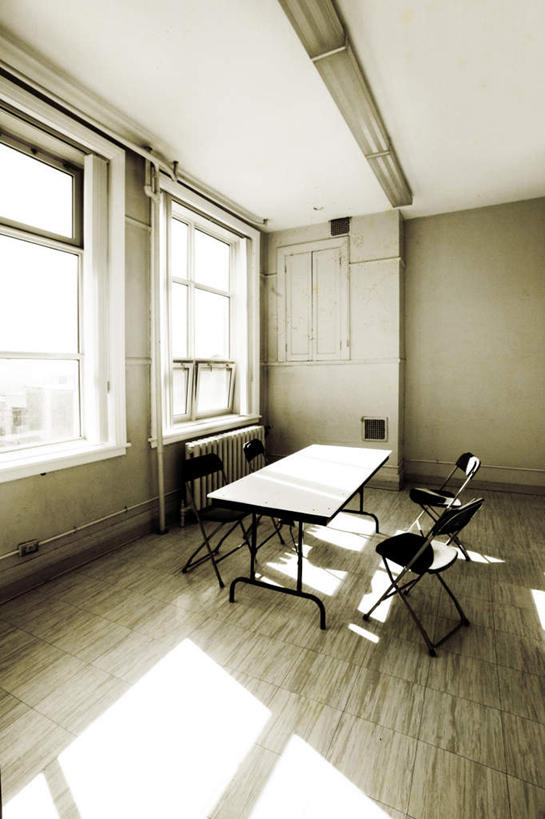 无人,办公室,竖图,室内,白天,正面,窗户,家具,桌子,椅子,阴影,光线,影子,办公桌,玻璃窗,阳光,会议椅,办公椅,办公家具,商务椅,培训椅,彩图