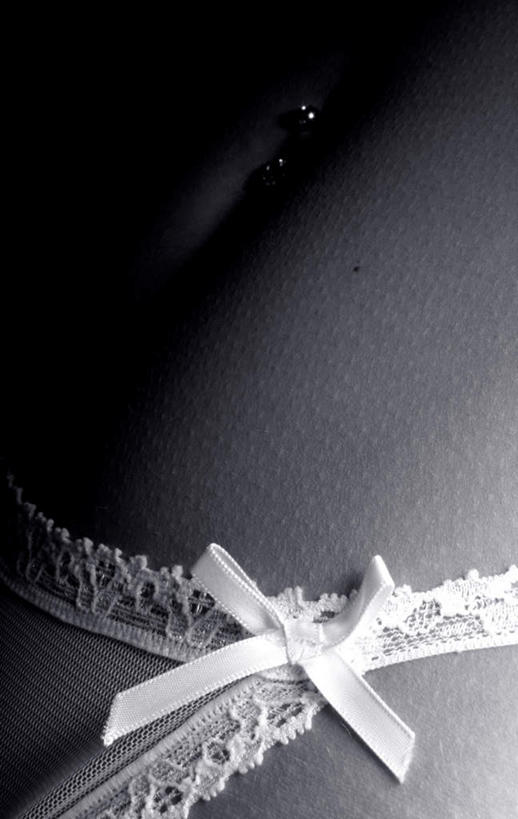 西方人,一个人,站,竖图,室内,白天,正面,欧洲,欧洲人,仅一个年轻女性,仅一个女性,仅一个人,内裤,内衣,站着,摄影,影棚,亵服,年轻女性,女人,女性,白种人,站立,半身,彩图,影棚拍摄,拍摄