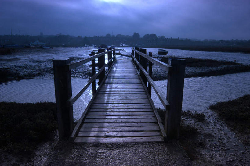 无人,栏杆,横图,室外,白天,正面,旅游,度假,河流,美景,水,木板,河水,景观,水流,云,云朵,围栏,桥,木桥,云彩,娱乐,护栏,栈桥,蓝色,白云,蓝天,天空,自然,天,享受,休闲,景色,放松,晴朗,人行桥,木板桥,自然风光,晴空,彩图