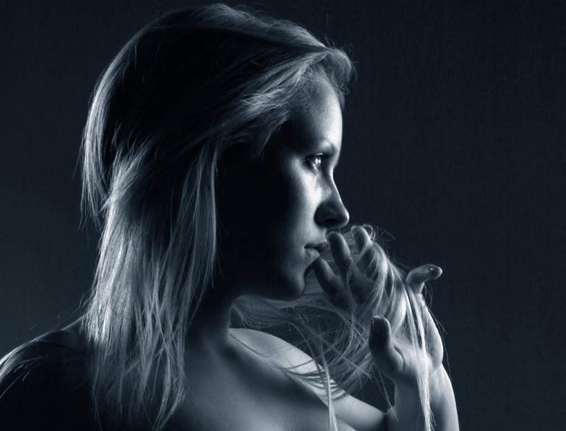 西方人,一个人,坐,横图,室内,白天,侧面,安全,欧洲,欧洲人,仅一个年轻女性,仅一个女性,仅一个人,黑色背景,平静,注视,观察,看,凝视,摄影,影棚,观看,宁静,察看,关注,和平,安详,凝望,太平,安适,安好,宁靖,谛视,年轻女性,女人,女性,白种人,坐着,半身,彩图,影棚拍摄,拍摄