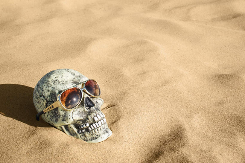 颅骨,无人,横图,俯视,室外,白天,旅游,度假,美景,沙漠,一副,骷髅,墨镜,眼镜,景观,娱乐,自然,模型,太阳镜,太阳眼镜,享受,休闲,遮阳镜,景色,放松,自然风光,鼻骨,顶骨,额骨,颞骨,下颌骨,颧骨,头盖骨,大漠,砂漠,彩图,高角度拍摄