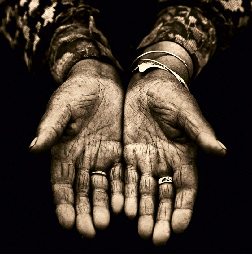 西方人,手,皱纹,一个人,竖图,俯视,室内,特写,白天,欧洲,欧洲人,双手,仅一个女性,仅一个人,手部,仅一个老年女性,苍老,衰老,老年女性,女人,女性,白种人,半身,彩图,高角度拍摄,沧桑