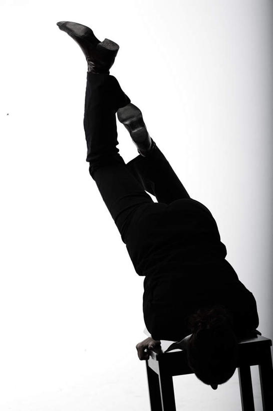 西方人,一个人,马戏团,竖图,室内,白天,椅子,欧洲,欧洲人,仅一个年轻女性,仅一个女性,仅一个人,倒立,木制,木椅,背面,木制品,颠倒,倒置,收银条,发票,购物收据,购物小票,年轻女性,女人,女性,白种人,彩图,全身,收据