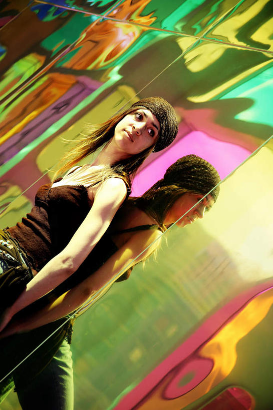 西方人,一个人,竖图,室外,白天,正面,玻璃,欧洲,欧洲人,仅一个年轻女性,仅一个女性,仅一个人,阴影,反射,影子,墙,扭头,注视,墙壁,墙面,玻璃制品,倒影,观察,看,靠,靠着,倚靠,转头,观看,察看,倒映,倚着,关注,反照,年轻女性,女人,女性,白种人,半身,彩图