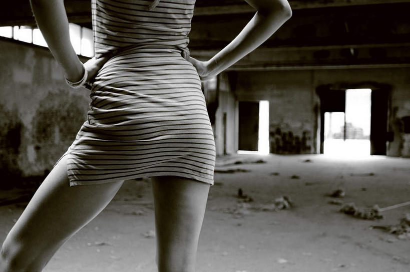 西方人,一个人,家,站,横图,室内,白天,欧洲,欧洲人,仅一个年轻女性,仅一个女性,仅一个人,一幢,废弃,房屋,屋子,手叉腰,楼房,住宅,背面,蓝色,蓝天,天空,天,叉腰,站着,晴朗,双手叉腰,万里无云,废除,年轻女性,女人,女性,白种人,晴空,晴空万里,站立,半身,彩图,房子