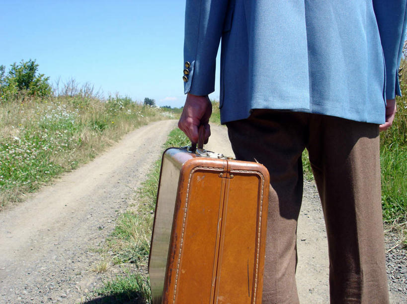 西方人,一个人,商务人士,商务男性,走,横图,室外,白天,衬衫,安全,草地,草坪,植物,道路,路,手提箱,欧洲,欧洲人,仅一个男性,仅一个人,仅一个中年男性,握,阴影,套装,光线,影子,小路,交通,拿,拎,拿着,草,背面,蓝色,绿色,蓝天,天空,阳光,箱子,天,握着,晴朗,保护,保险,商务装,私密,工薪阶层,密码箱,万里无云,男人,男性,中年男性,白种人,白领,上班族,晴空,晴空万里,步行,散步,走路,半身,彩图,衬衣,拎着